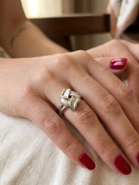 Vintage 80s Avon Silver-Tone Lovers Knot Ring Size 5 – Classic Retro Elegance!